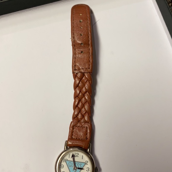 WOMENS VINTAGE GUESS WATCH - Picture 3 of 3